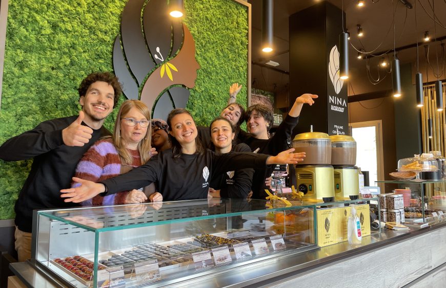 Il team di NINA KAKAW al completo al bancone della cioccolateria